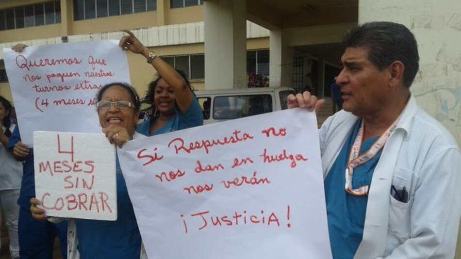 Médicos y enfermeras salen a protestar para exigir pago de horas extras