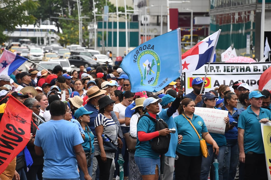 Gremios docentes y Suntracs protestaron en la plaza 5 de mayo contra la Ley 462 de la CSS