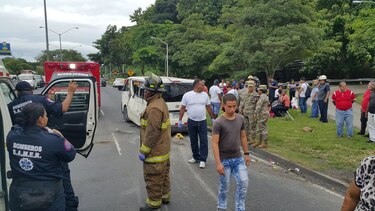 Triple colisión deja 22 heridos en Avenida de los Mártires