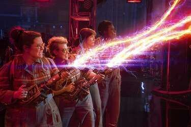 'Ghostbusters' reviven y mantienen el espíritu original