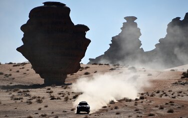 Carlos Sainz toma el mando en el Dakar