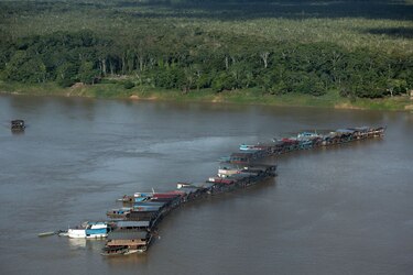 Balsas de minería ilegal barren río de Amazonía brasileña en busca de oro