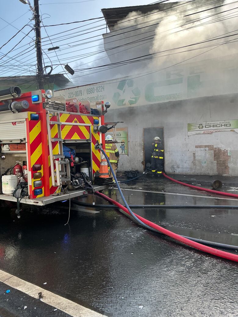Incendio en una recicladora de Calidonia moviliza a varias estaciones del Cuerpo de Bomberos
