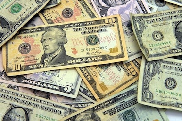 Dólar registra mejor semana en un año ante expectativas de avance de inflación