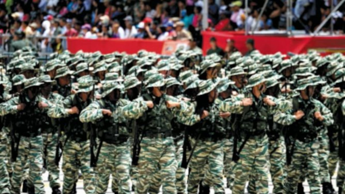 Maduro pide al Ejército bolivariano estar alerta