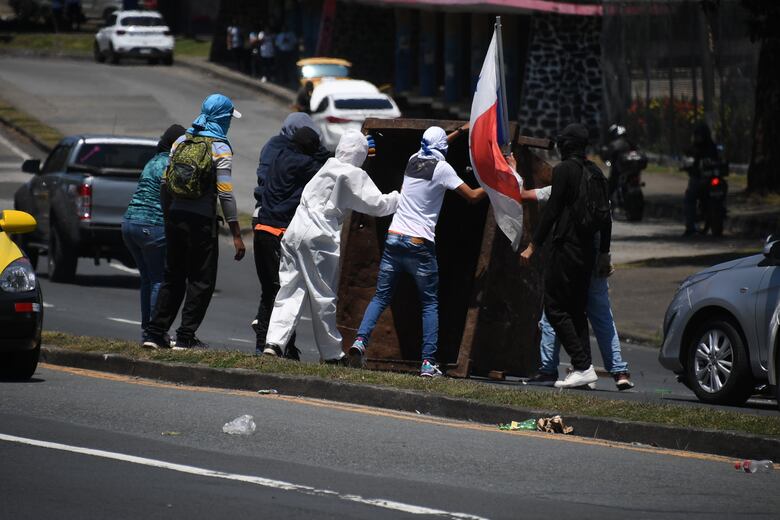 Cierran vía en la Universidad de Panamá; la policía antidisturbios dispersa a manifestantes