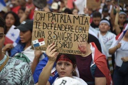 ‘¿Queremos consulta? ¡No!’, gritan miles de ciudadanos que marcharon a la Asamblea; antimotines los dispersa con gas lacrimógeno