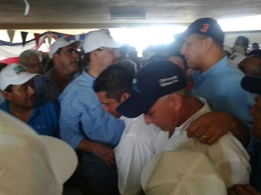 Arias acompaña a un experredista a inscribirse en CD