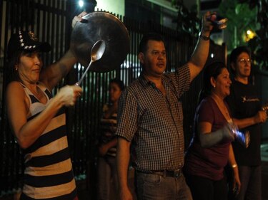 Oposición vuelve a hacer cacerolazo y el chavismo responde con 'cohetazo'