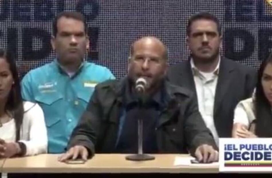 Diputado opositor venezolano denuncia que anularon su pasaporte y lo golpearon