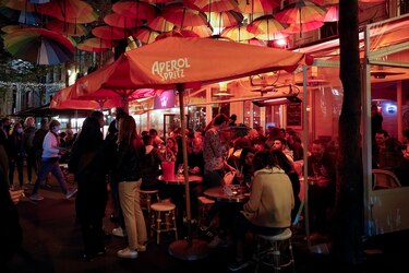 París se prepara para cerrar sus bares para luchar contra la Covid-19