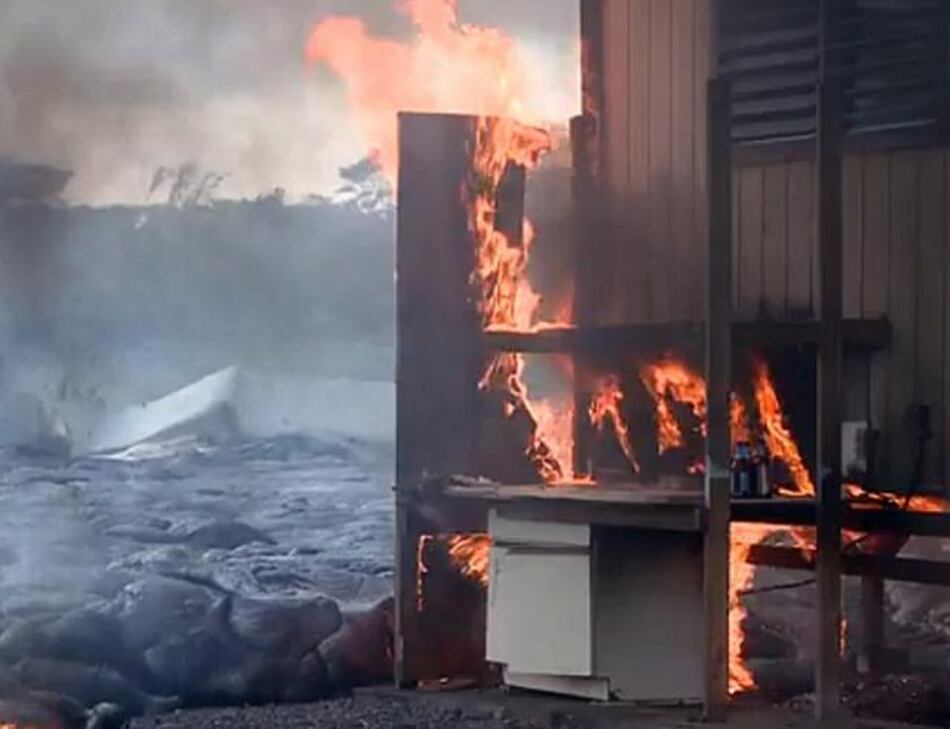 Lava volcánica quema la primera casa en Hawaii