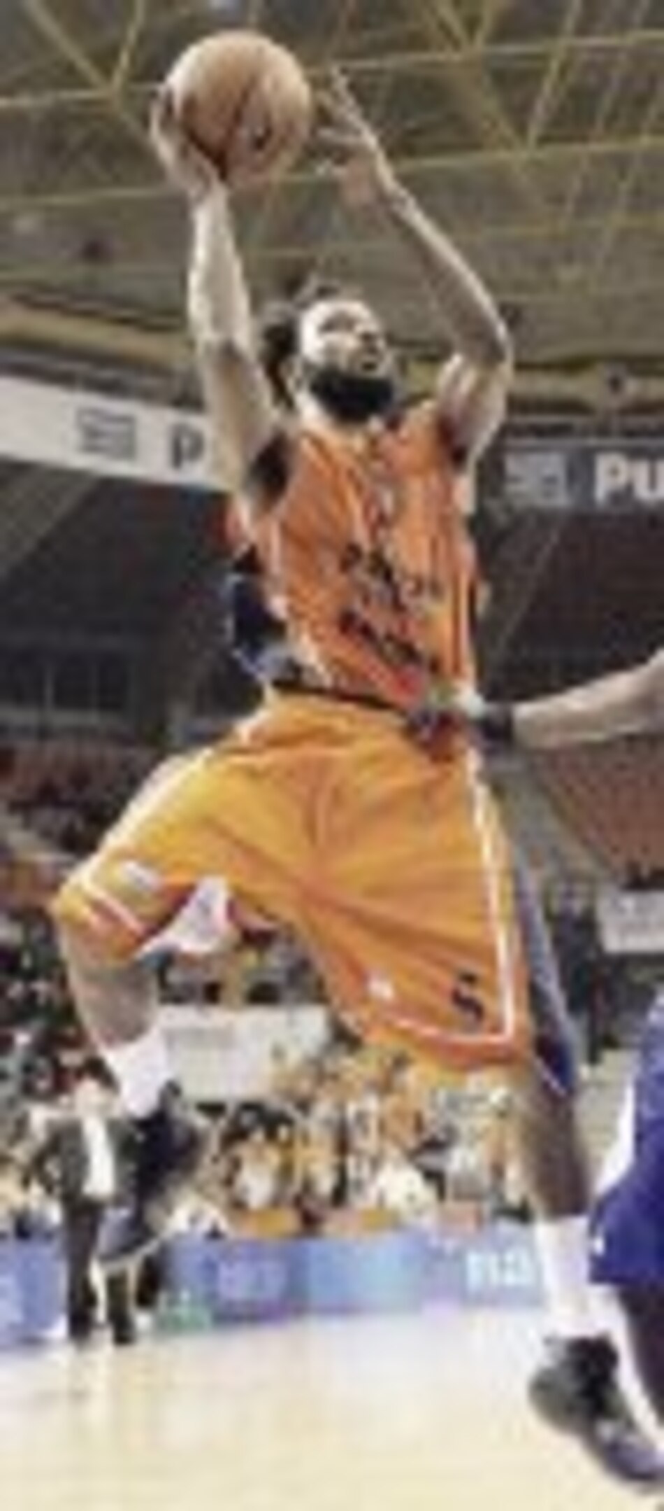 Douglas llega a 189 encestes de tres puntos