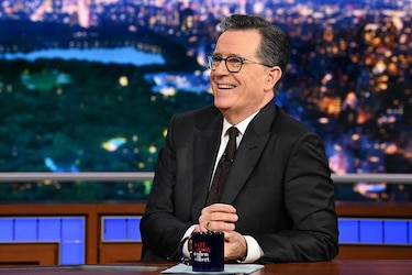 El presentador Stephen Colbert dice que CBS canceló la emisión de una entrevista con un candidato demócrata