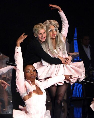 Gaga ofrece una atrevida actuación navideña en Nueva York