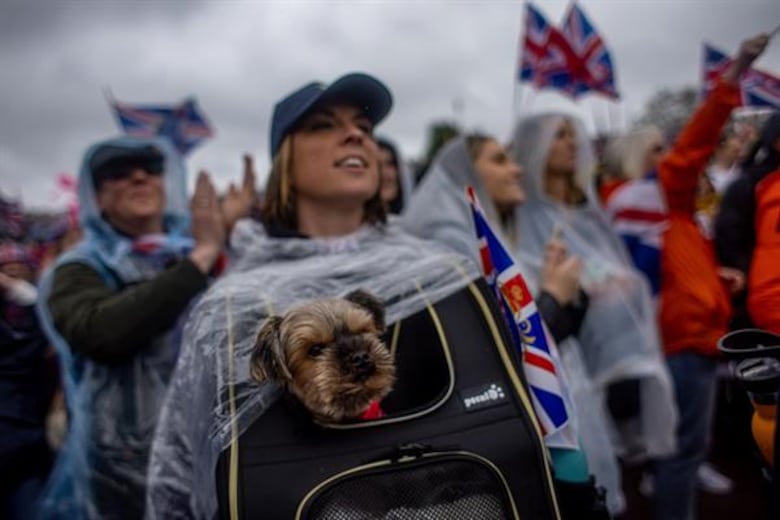 Los reyes Carlos III y Camila, ‘conmovidos’ por las celebraciones en Reino Unido