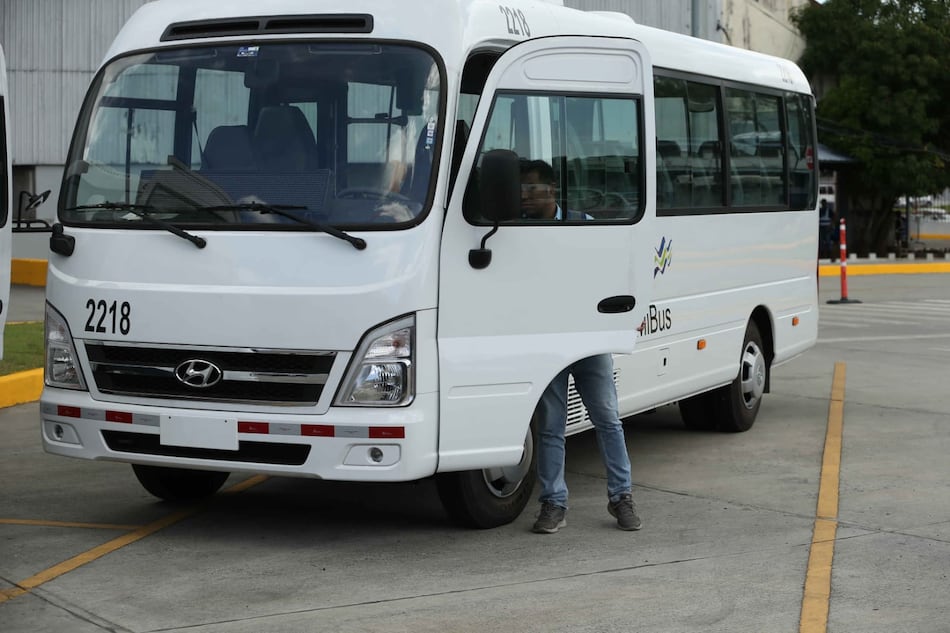 MiBus lanza plan piloto con 17 buses medianos para rutas de baja demanda