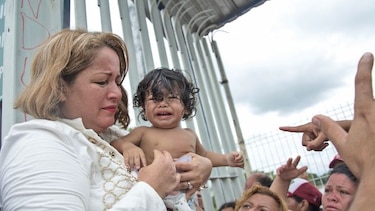 México abre su frontera a mujeres y niños migrantes