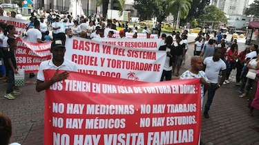 Familiares de detenidos en Punta Coco protestan en la Plaza 5 de Mayo