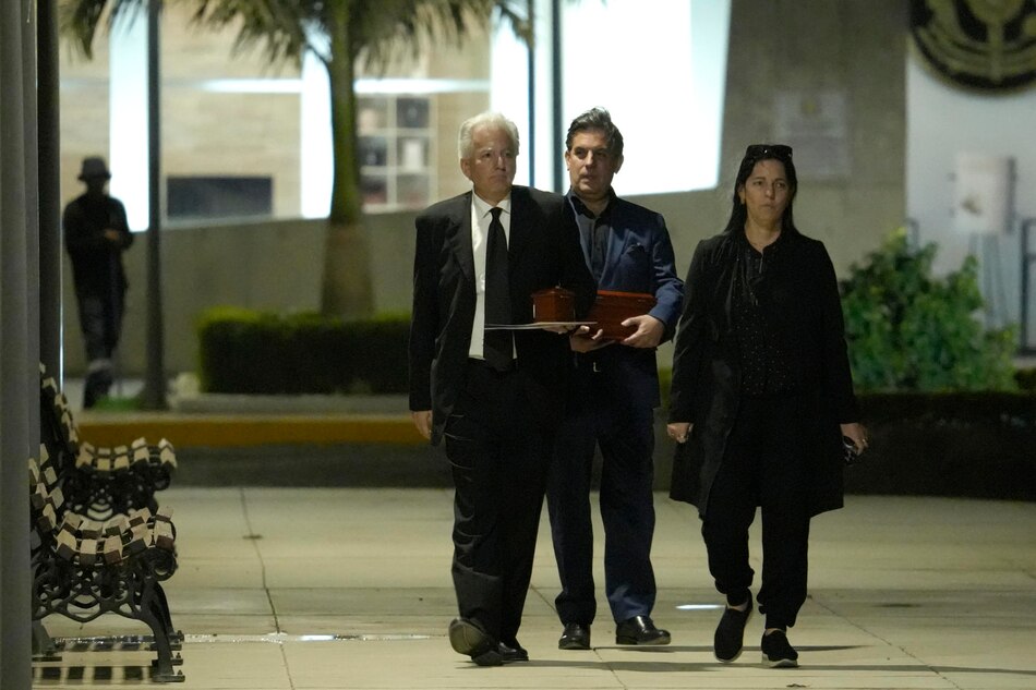 Los restos de Mario Vargas Llosa son cremados y entregados a sus tres hijos