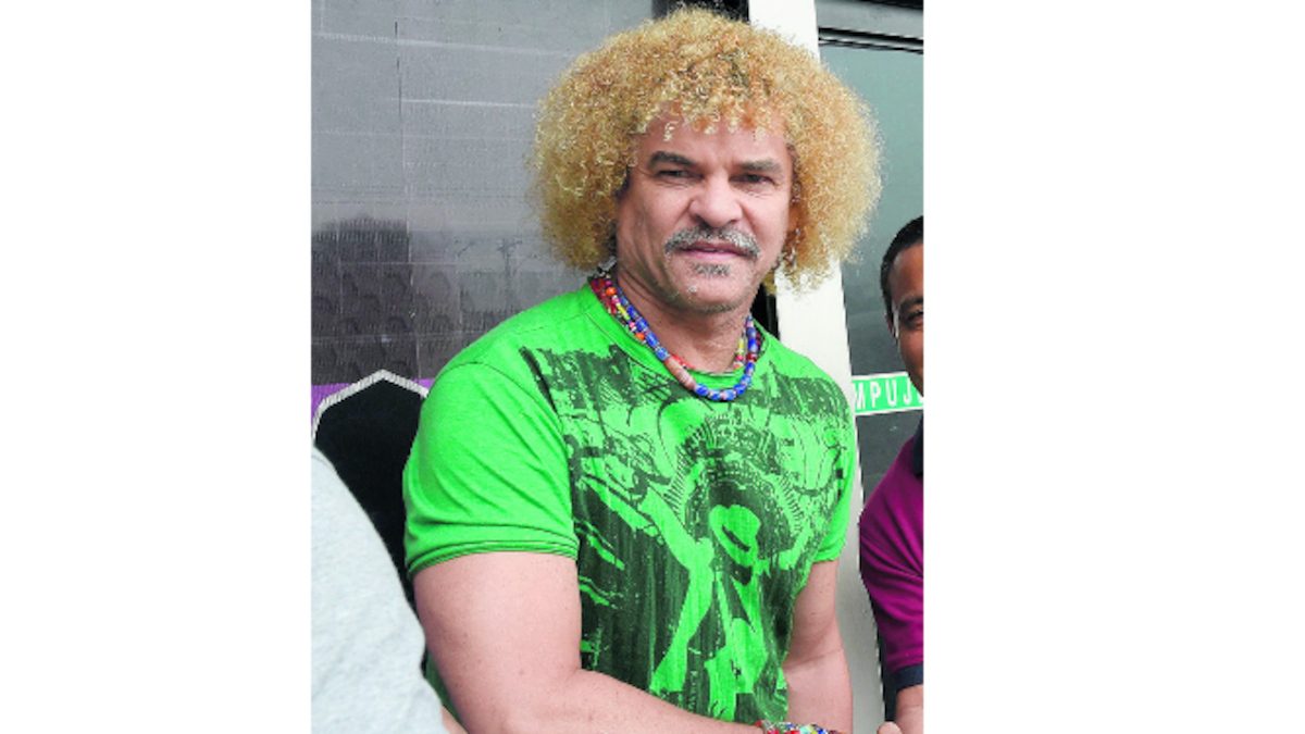 Edgar Montenegro (Izq.) conversa con Valderrama.