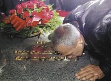 Serbios despiden a Milosevic