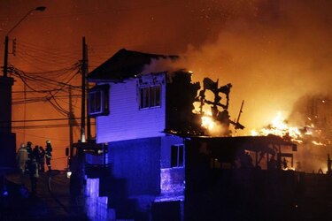 Incendio deja 11 muertos y 5 mil damnificados en Chile