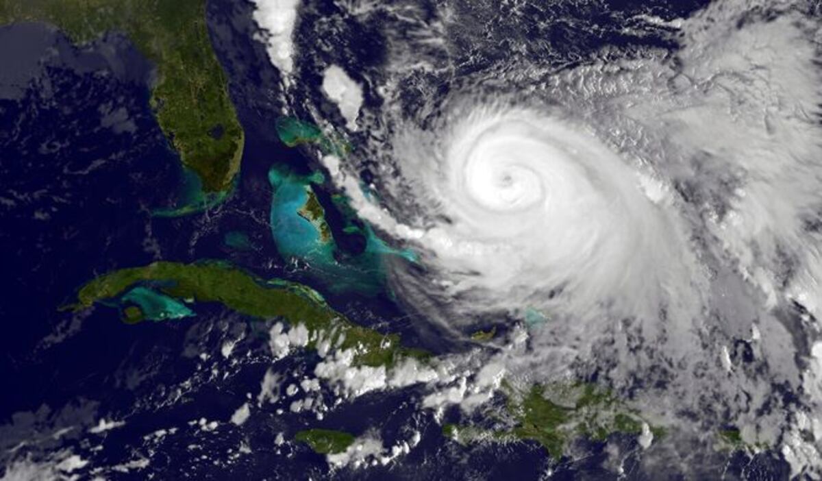 Huracán 'Joaquín' se aleja de Bahamas rumbo hacia el noreste del Atlántico