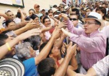 La campaña de reelección de Uribe costará 4.3 millones de dólares