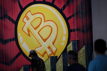 ‘El bitcoin no es una solución’ para El Salvador, afirma el presidente del BID
