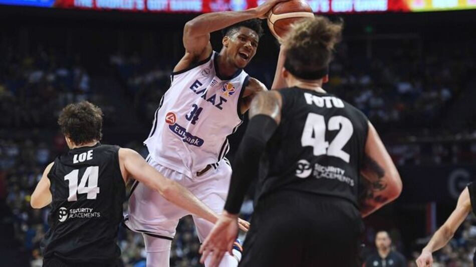 Brasil termina líder de su grupo en Mundial de baloncesto, Grecia pasa de ronda