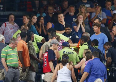 Video: Muere fanático de béisbol al caer desde el segundo piso del estadio de los Bravos de Atlanta