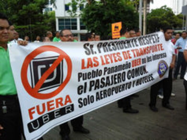 Taxistas protestan contra Uber