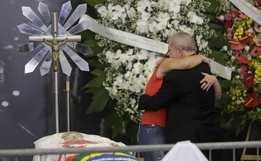 Lula despide a su esposa con lágrimas y duras críticas a sus acusadores