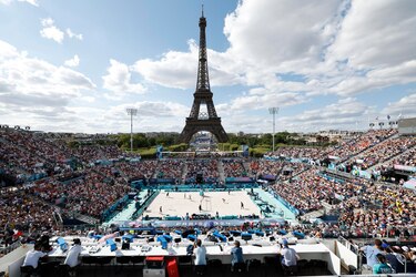 Detienen a un hombre que escalaba la torre Eiffel, cerrada temporalmente por precaución