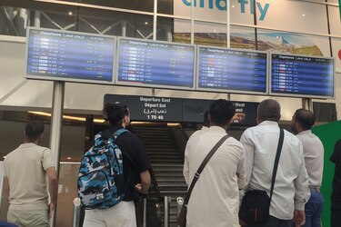 Los libaneses se agolpan para salir del país en su único aeropuerto sin apenas vuelos