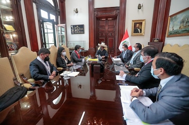 Fiscalía peruana interroga al presidente Pedro Castillo por ascensos militares