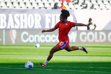 Marta Cox pide una buena liga de fútbol femenino