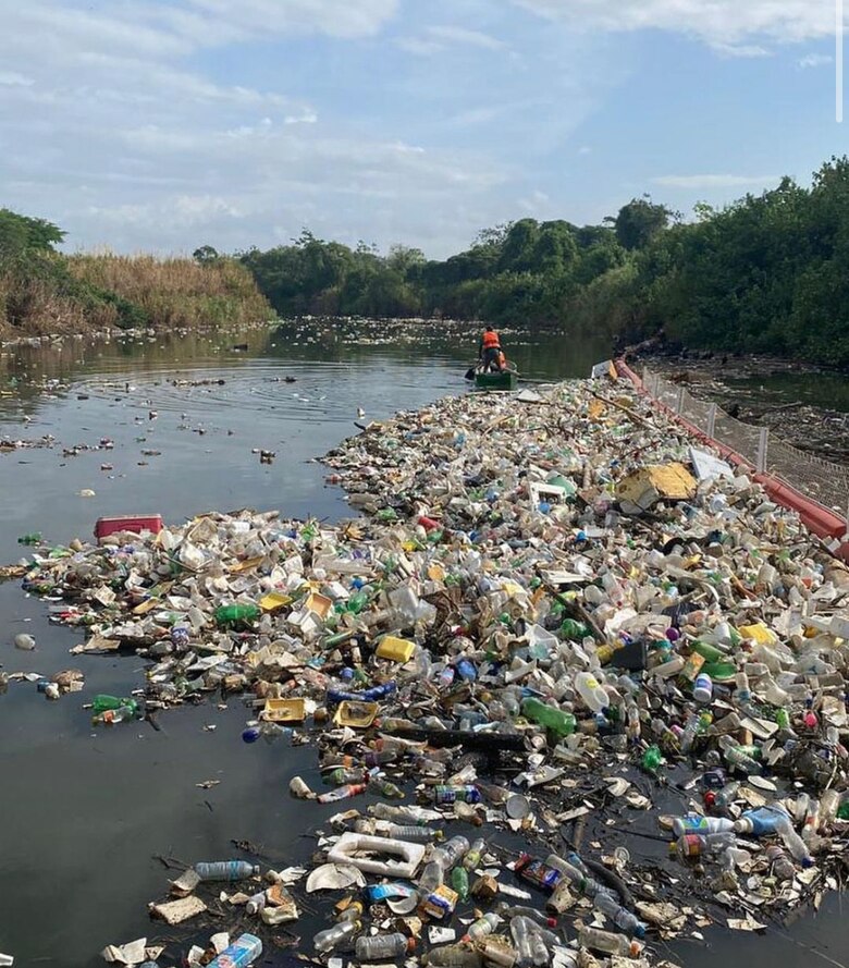 Caen las primeras lluvias y la basura acumulada en las calles es arrastrada a los ríos