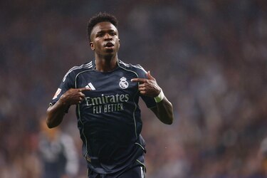 El Real Madrid evita el alirón del Barcelona con un doblete de Vinicius