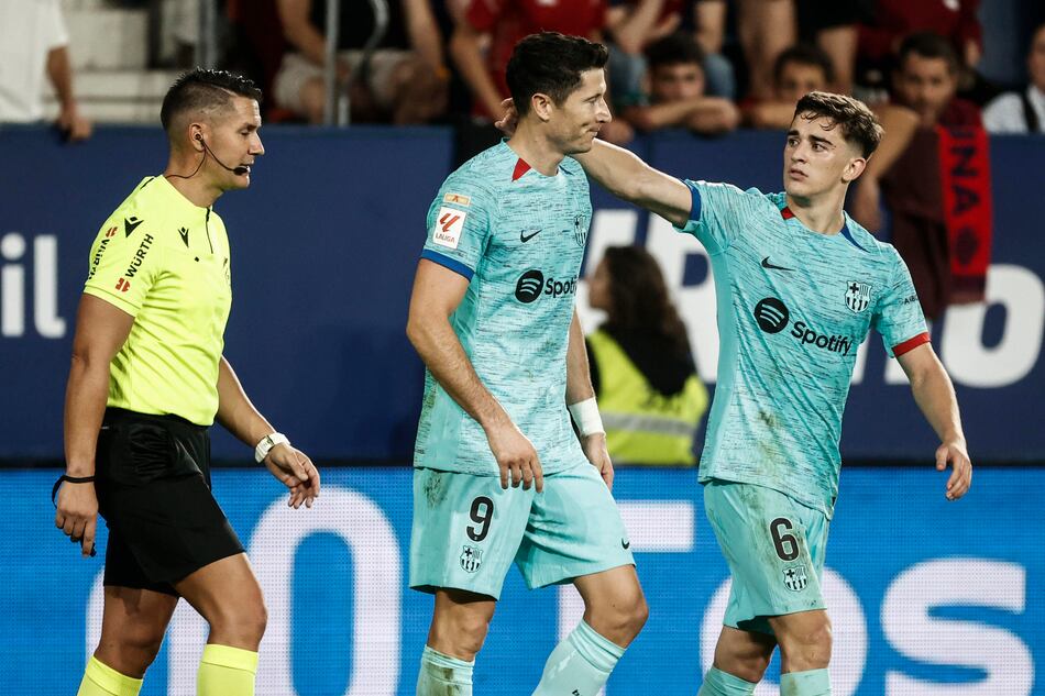 Lewandowski rescata a un apurado Barcelona