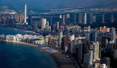 Beniyork: el modelo de desarrollo que convirtió a Benidorm en la ciudad española con más rascacielos por habitante