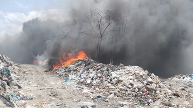 Nuevo incendio en Cerro Patacón: bomberos trabajan para sofocar fuego en galera de reciclaje