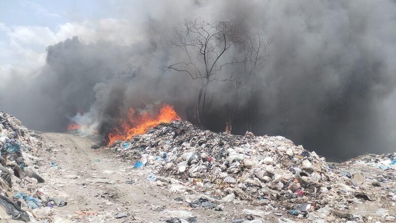 Nuevo incendio en Cerro Patacón: bomberos trabajan para sofocar fuego en galera de reciclaje