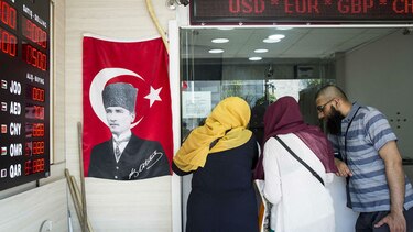 Huyen dos agregados militares turcos en Grecia