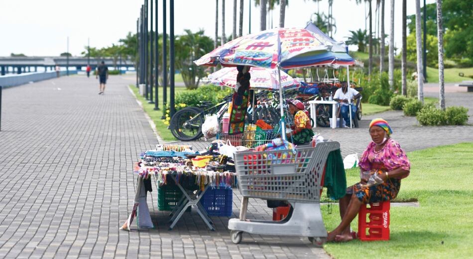 Desempleo y bajos ingresos frenan confianza de los consumidores