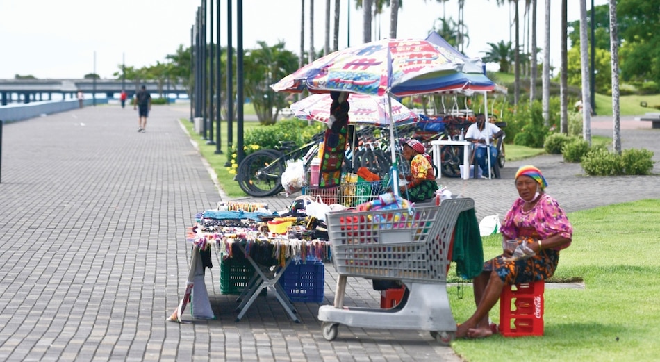 Desempleo y bajos ingresos frenan confianza de los consumidores