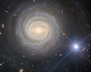 Hubble captura un brillante dúo galáctico-estelar