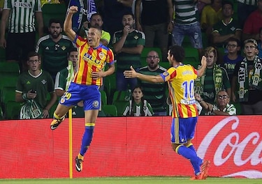 Valencia vence al Betis en un partido loco y es segundo