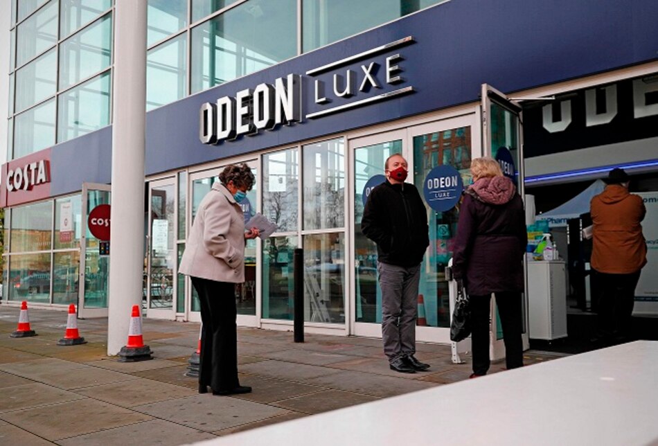 Hasta 8,800 dólares de multa para juerguistas que rompan el confinamiento en el Reino Unido